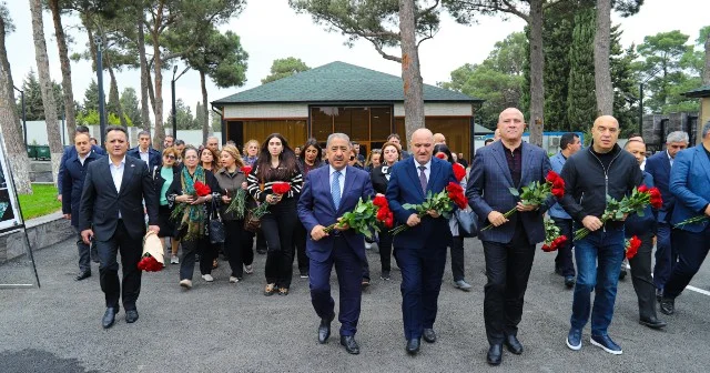 Hərbi Memorial Məzarlıq və Zəfər abidəsi ziyarət olundu FOTOLAR