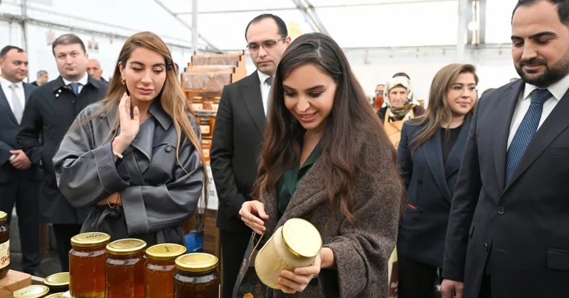 Leyla Əliyeva və Arzu Əliyeva arıçılıq məhsullarının sərgi satış yarmarkasını ziyarət ediblər