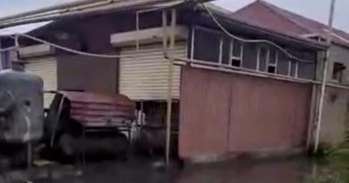 Bakıya yağış yağanda bu küçəni su basır Yolu keçmək olmur VİDEO