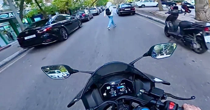 Yola baxmadan keçən piyada sürücünü çətin vəziyyətə saldı VİDEO