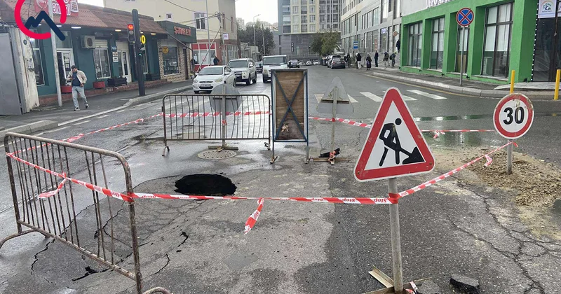 Badamdarda yol çökdü Video