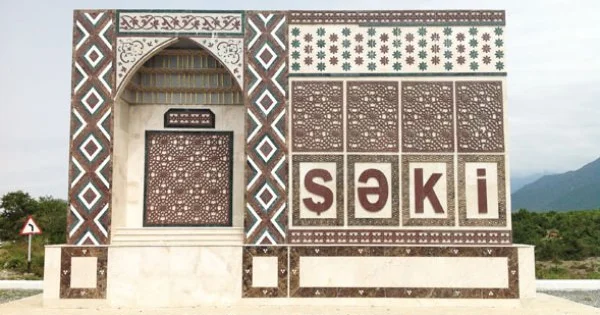 Şəkidə məktəbli oğlan qıza görə sinif yoldaşını bıçaqladı