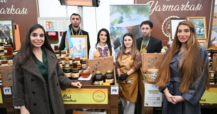 Prezidentin qızları sərgi satış yarmarkasında FOTO