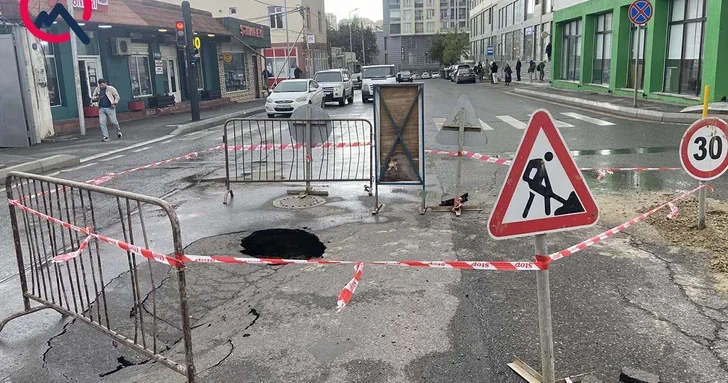 В одном из бакинских поселков просела дорога