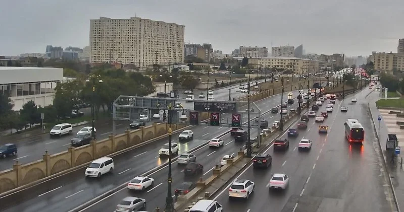 Yağışlı Bakının tıxaclı yolları SİYAHI