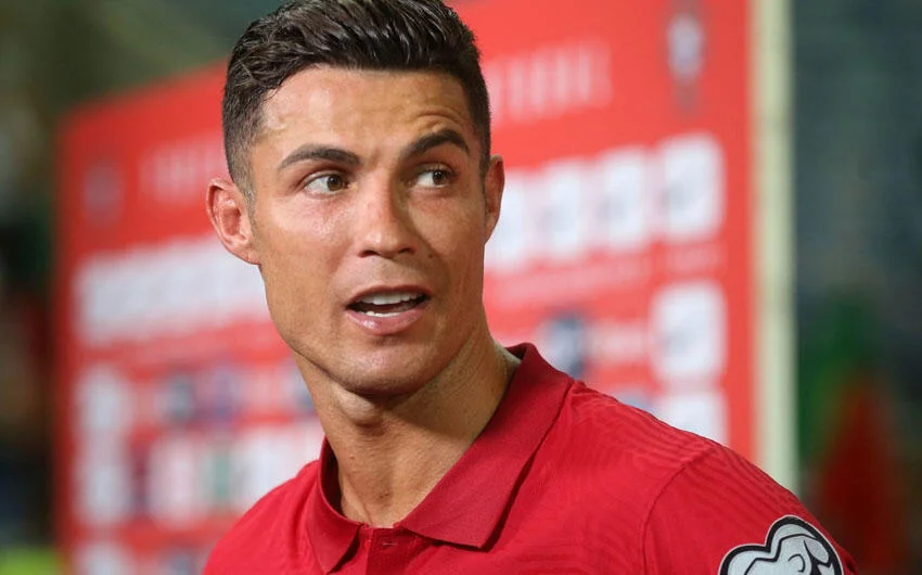 Ronaldo soyunubgeyinmə otağında heç vaxt ...