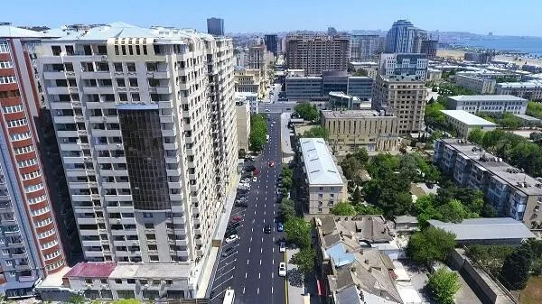 Bakıda kişi 8 yaşlı qızını 10cu mərtəbədən atmaq istədi