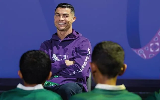 Ronaldo yeniyetmə futbolçuları başına topladı FOTO