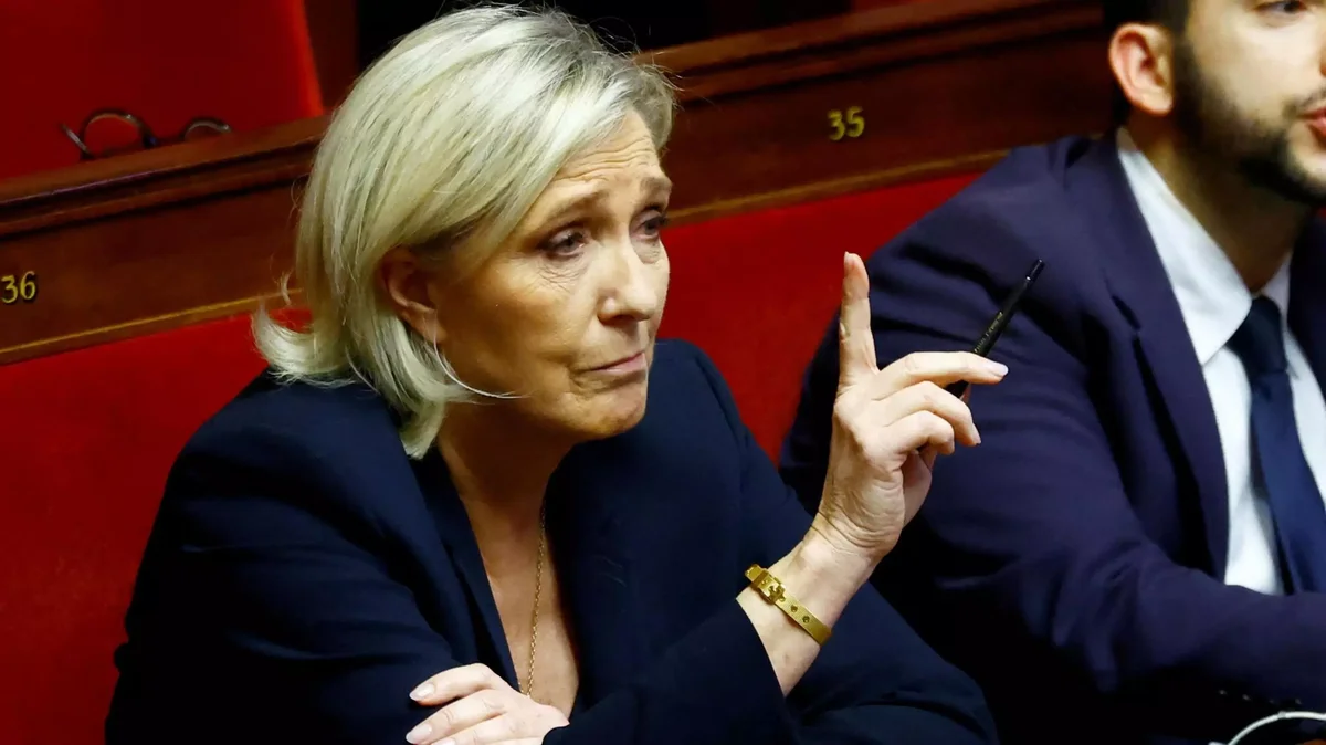 Le Pen Makronu istefaya çağırıb