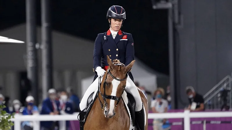 Olimpiya çempionu atınına qamçı vurduğu üçün diskvalifikasiya edildi (FOTO)