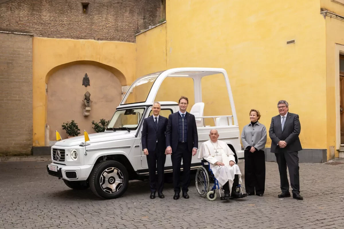 Компания MercedesBenz передала папе Римскому электромобиль