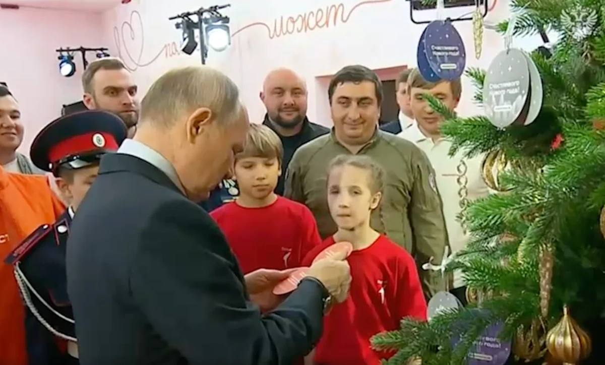 Putin 3 azyaşlının Şam ağacı arzularını GERÇƏKLƏŞDİRƏCƏK VİDEO