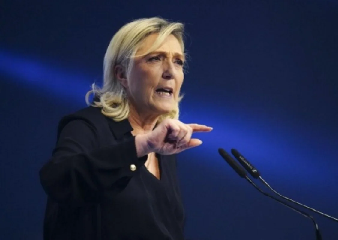 Le Pen Makronu Fransadakı siyasi böhranın əsas baiskarı adlandırıb