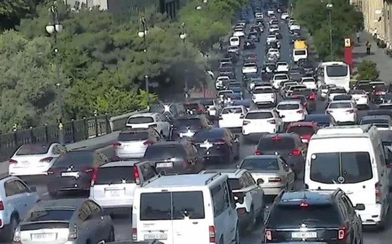 SÜRÜCÜLƏRİN NƏZƏRDƏ: Bakının bu yollarında tıxac var SİYAHI