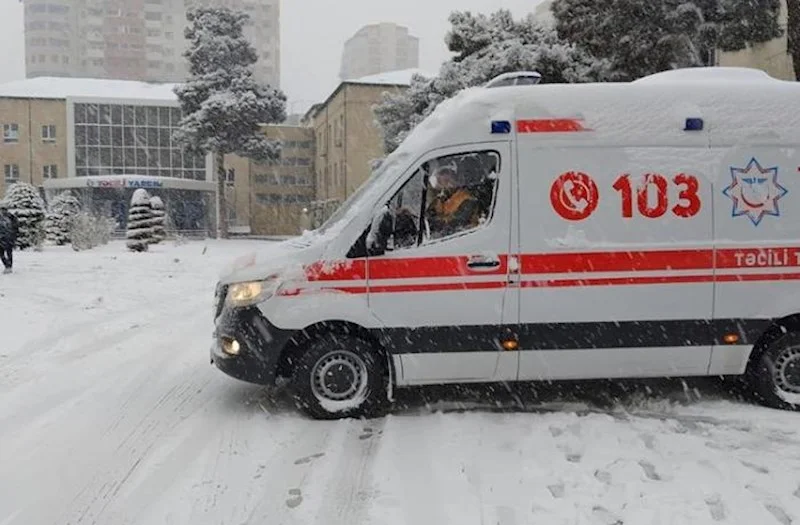 Bakıda təcili yardım maşını aşdı Hadisə yerindən görüntülər