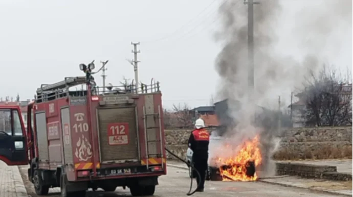 Park halında olan maşın od tutub yandı