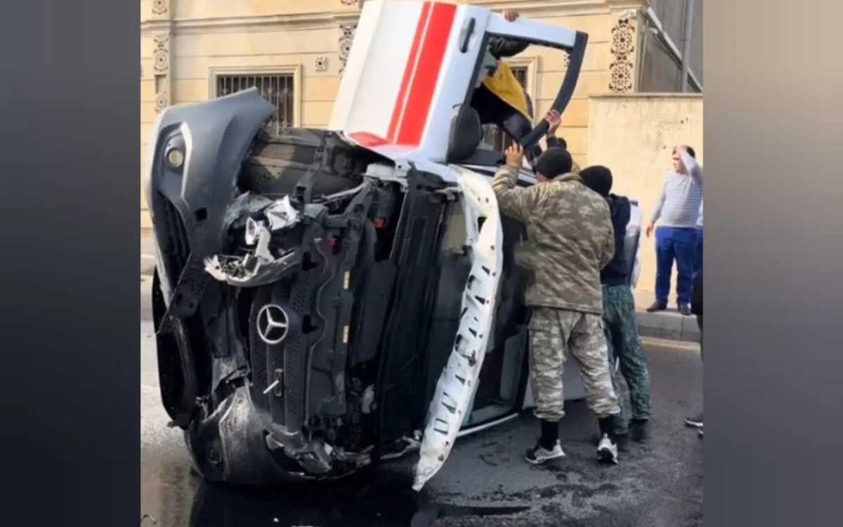 Bakıda təcili yardım maşını aşdı Hadisə yerindən GÖRÜNTÜLƏR/VIDEO