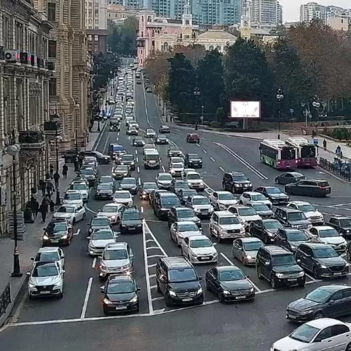 Пробки на ряде улиц и проспектов в Баку