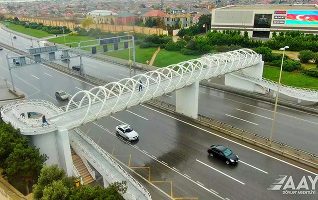Bu yolda piyada keçidi inşa edildi