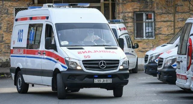 Bakıda qəza: ambulans aşdı Video