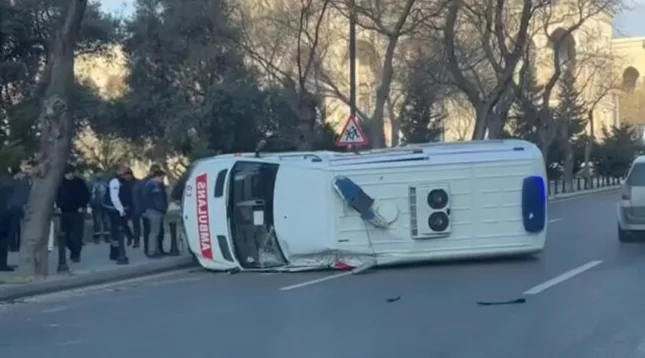 Bakıda təcili tibbi yardım maşını aşdı VİDEO Azərbaycanda özəl xəbərlər, araşdırmalar, təhlillər və müsahibələrin tək ünvanı