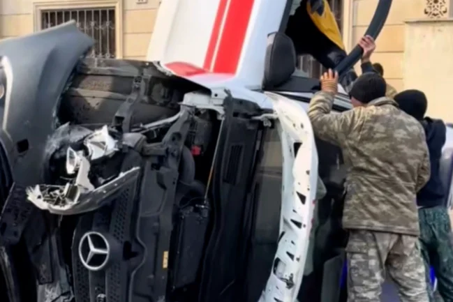 Bakıda təcili tibbi yardım maşını aşdı GÖRÜNTÜ