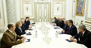 Paşinyan britaniyalı nazirlə müzakirələr aparıb
