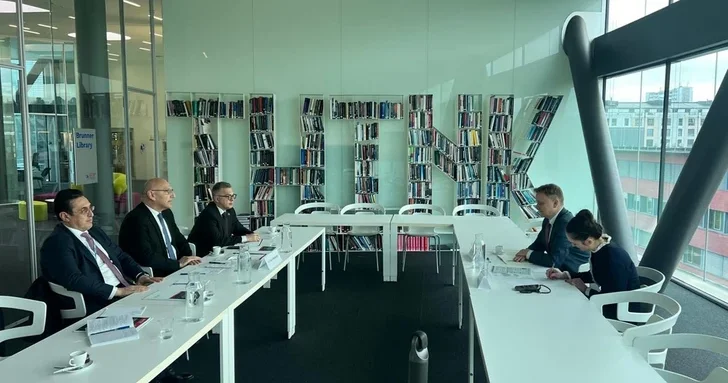 Эльчин Амирбеков встретился с представителем Женевского центра политики безопасности