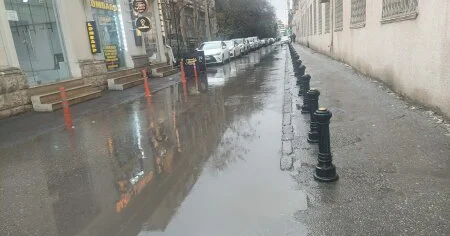 Nizami rayonunda küçələr su altında: qurumlar isə yoxa çıxıb