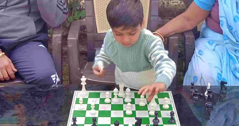 Üç yaşlı şahmatçı FIDE nin tarixinə düşüb