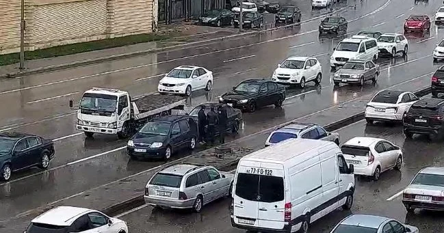 Yağış Bakının bu küçələrində tıxaca səbəb olub SİYAHI