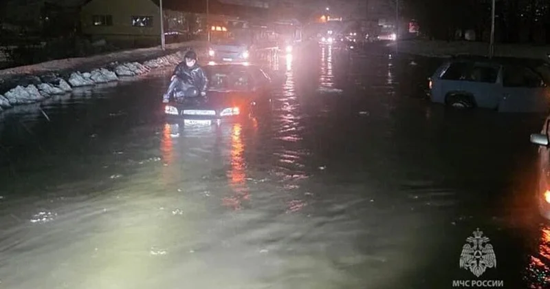 Kamçatkada siklon küçələri çaylara çevirib və onlarla avtomobil su altında qalıb