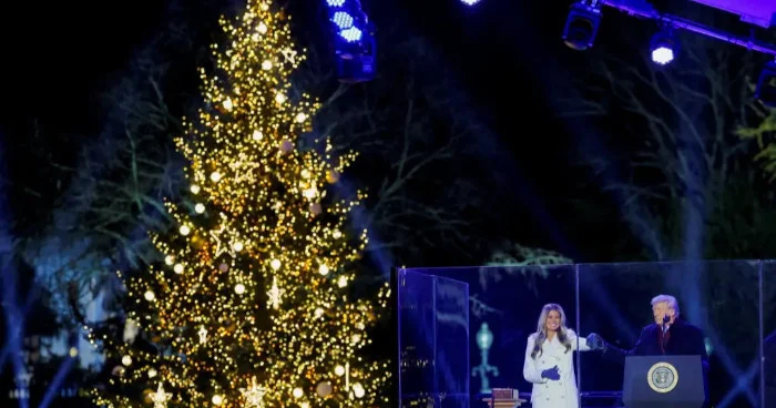 Трамп и Мелания зажгли огни на рождественской ели у Белого дома
