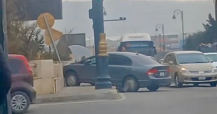 Lökbatanda idarəetmədən çıxan “Honda” hasara çırpıldı VİDEO