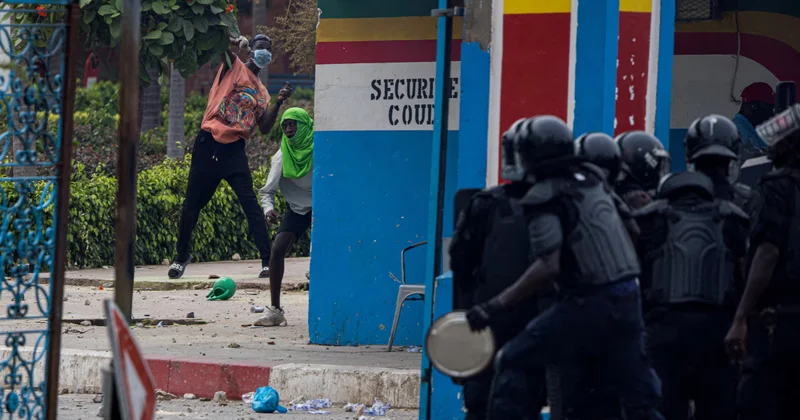 Столкновения в Дакаре: студенты требуют стипендии объектив