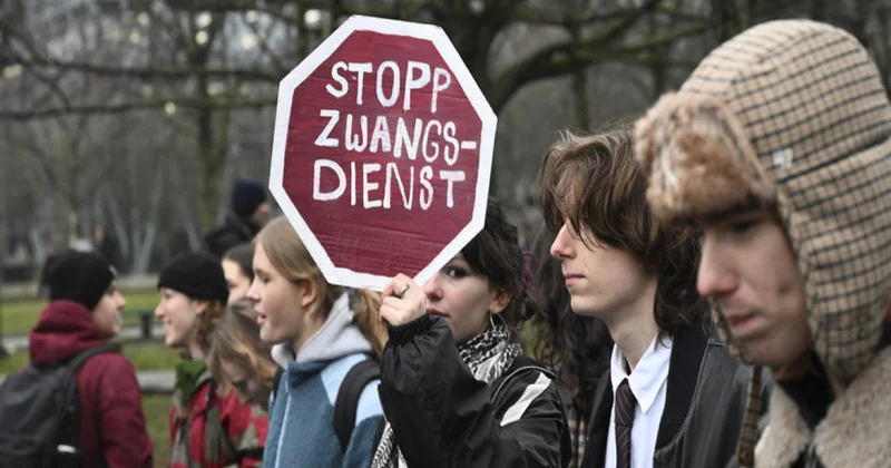 Almaniyada gənclər məcburi hərbi xidmətin bərpasına qarşı etirazlara çıxıb