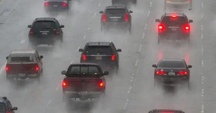 Yağışlı havada sürücülər nələrə diqqət eməlidir? Ustadan AÇIQLAMA