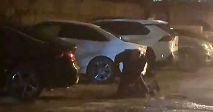 Şəhərin mərkəzində şiddət: Kişi naməlum şəxsi yerə yıxaraq döydü VİDEO