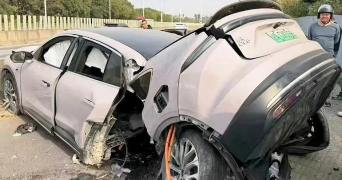 Çin maşını beton maneəyə çırpılıb iki yerə bölündü FOTO