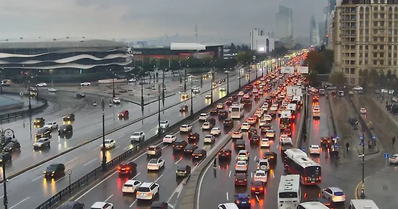 Yağışlı Bakı yollarında son vəziyyət Fotolar