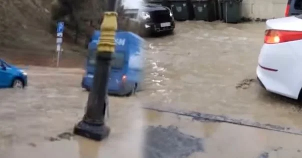 Bakıda Dəmiryol Vağzalının yuxarı hissəsi və küçələri su basıb VİDEO