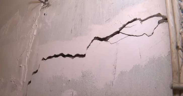 В Баку дом на грани обрушения: жители боятся возвращаться в квартиры