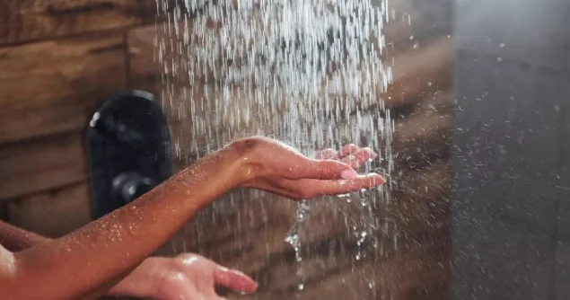 İsti suyun zərərləri: saç tökülməsini sürətləndirir