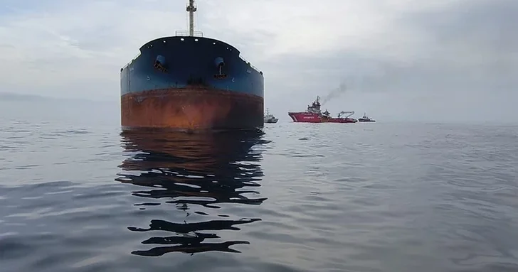 У берегов Болгарии атакованный морским дроном танкер Kairos терпит бедствие