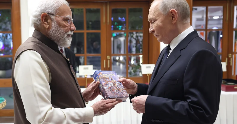 Putinə “Tanrının nəğməsi”ni hədiyyə etdi Foto