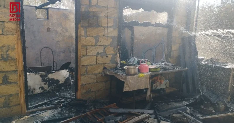 Kürdəmirdə ev yanaraq külə döndü FOTO