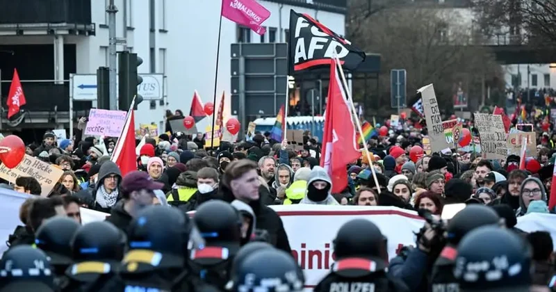 Alman gəncləri məcburi hərbi xidmətə QARŞI ÇIXDI “Qurban olmaq istəmirik”