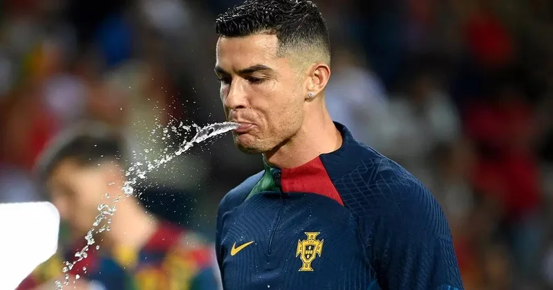 Ronaldo niyə suyu içmədən tüpürür?