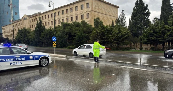 ГУГДП призывает водителей и пешеходов соблюдать осторожность в условиях дождливой погоды