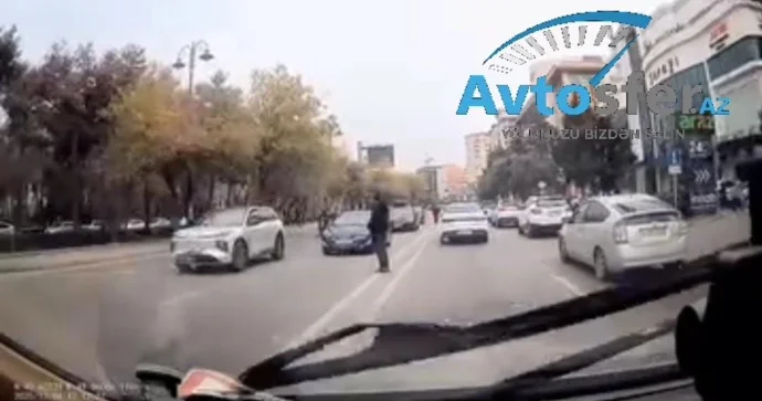 Yolun ortasında qoşa xəttin üstünə dayanan piyadadan ehtiyatlı olun Sürücülərə TÖVSİYƏ VİDEO